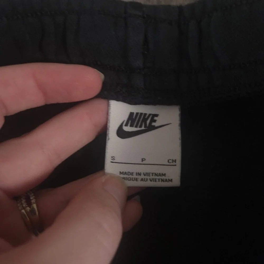 Nike Sweatpants Womens S Black Sportswear Essential Fleece Tapered Leg Jogger
